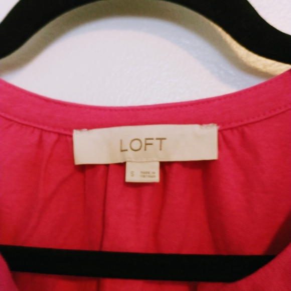 Loft pink tank top with v neck, perfect for work size small - Picture 3 of 4